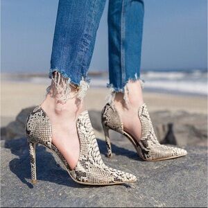 Steve Madden Dolly Pump.
Snakeskin. Size 7.5. Fall Staple Quiet Luxury Look!